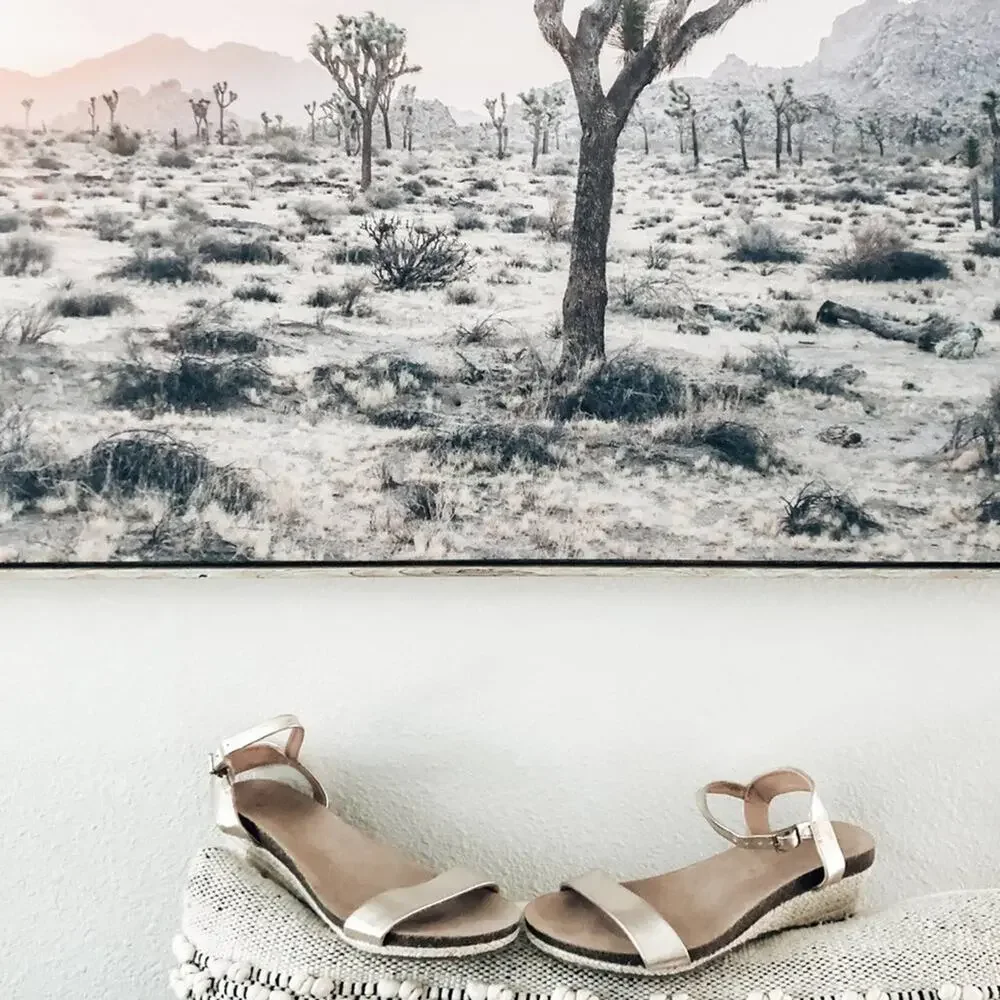 New boutique Francesca’s minimalist gold strap espadrille slide sandals 8.5